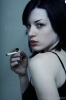 sigara içen kadın