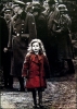 siyahbeyaz filmin içinde renkli giyinmiş tek kız / #120445