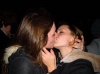 kız kıza öpüşmek