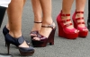 20 cm topuklu ayakkabı giyen kadın