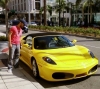 başkasının ferrari siyle fotoğraf çekilen insan / #40529