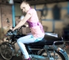 motorsiklet süren kız