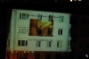 dedeleri projektörle karşı binaya yansıtmak
